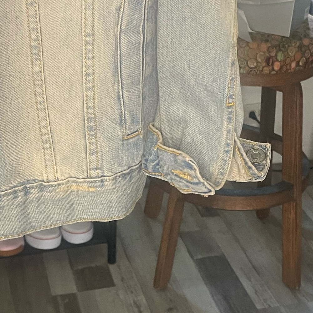 Forever 21 Light Wash Denim Trucker Jean Jacket. NWT. - Picture 3 of 11